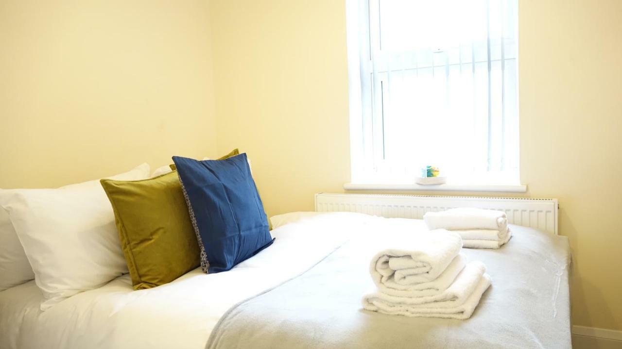 Heathrow Ensuite Rooms- Auto Check In Лондон Екстер'єр фото