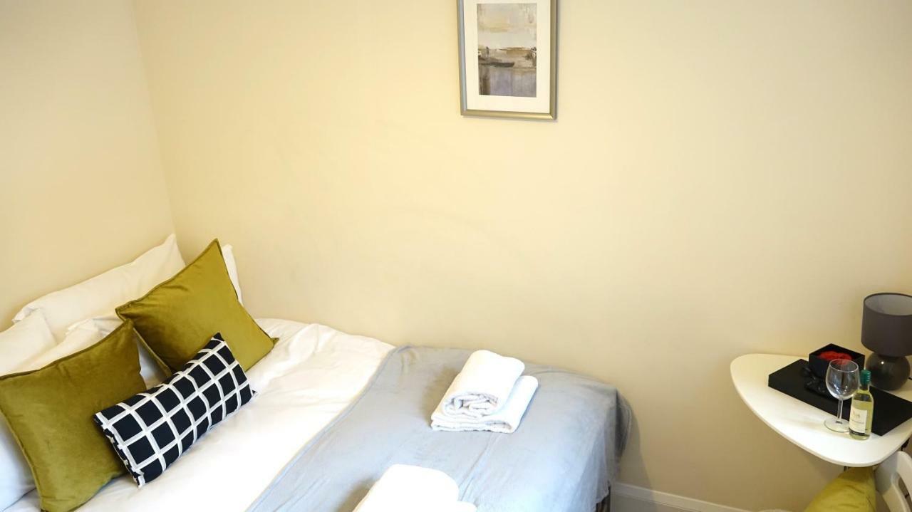 Heathrow Ensuite Rooms- Auto Check In Лондон Екстер'єр фото
