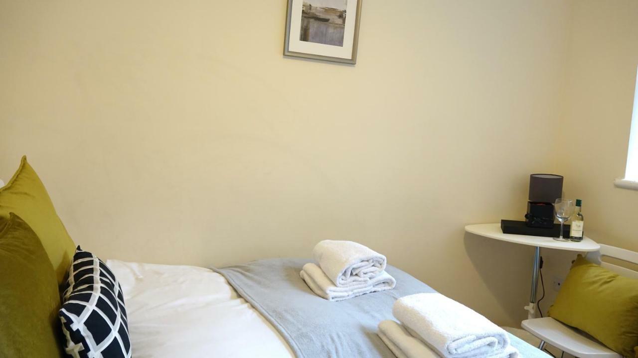 Heathrow Ensuite Rooms- Auto Check In Лондон Екстер'єр фото
