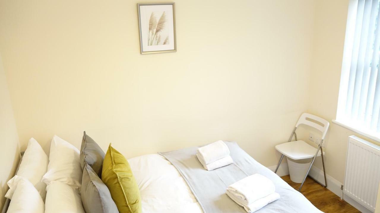 Heathrow Ensuite Rooms- Auto Check In Лондон Екстер'єр фото
