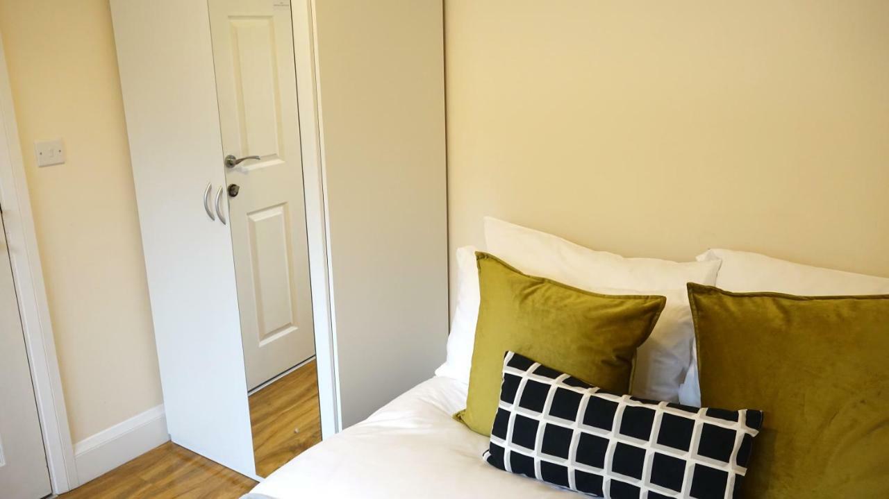 Heathrow Ensuite Rooms- Auto Check In Лондон Екстер'єр фото