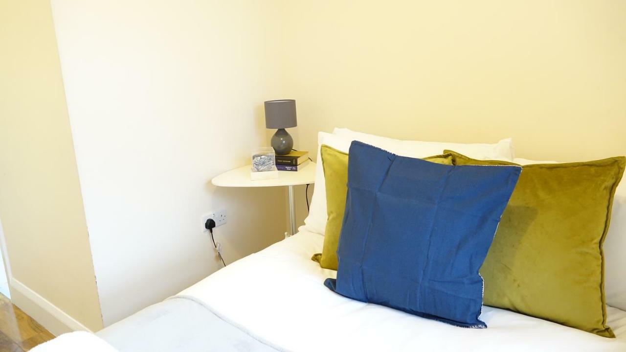Heathrow Ensuite Rooms- Auto Check In Лондон Екстер'єр фото