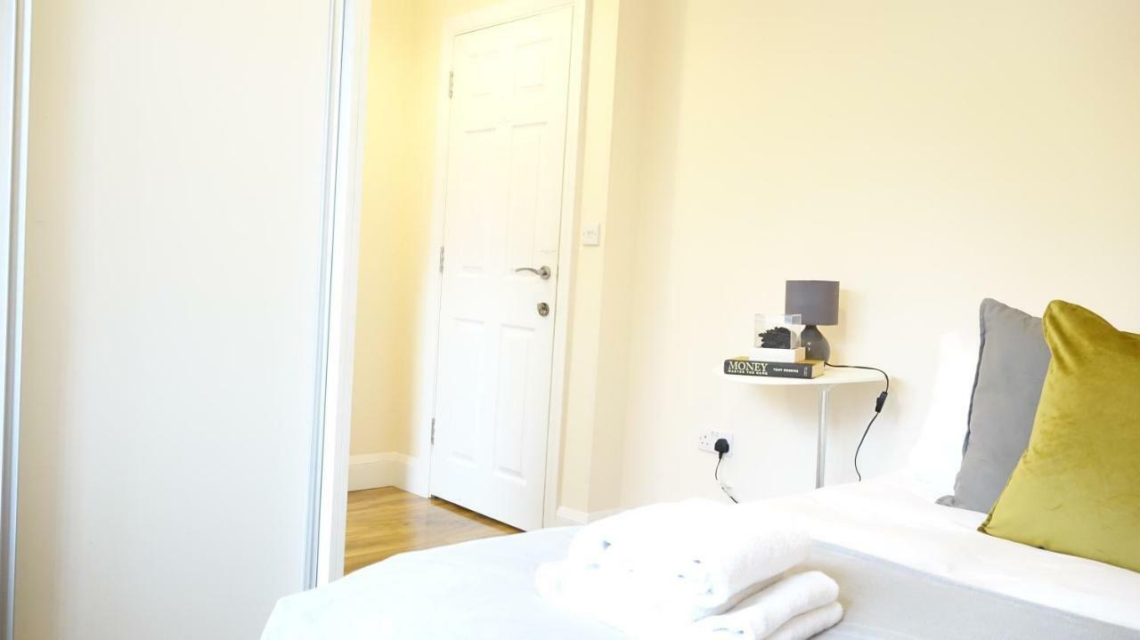 Heathrow Ensuite Rooms- Auto Check In Лондон Екстер'єр фото