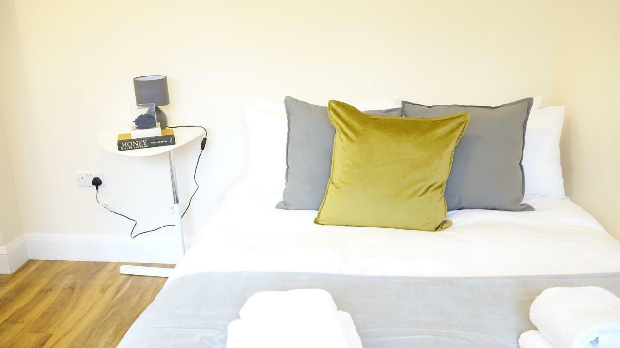 Heathrow Ensuite Rooms- Auto Check In Лондон Екстер'єр фото