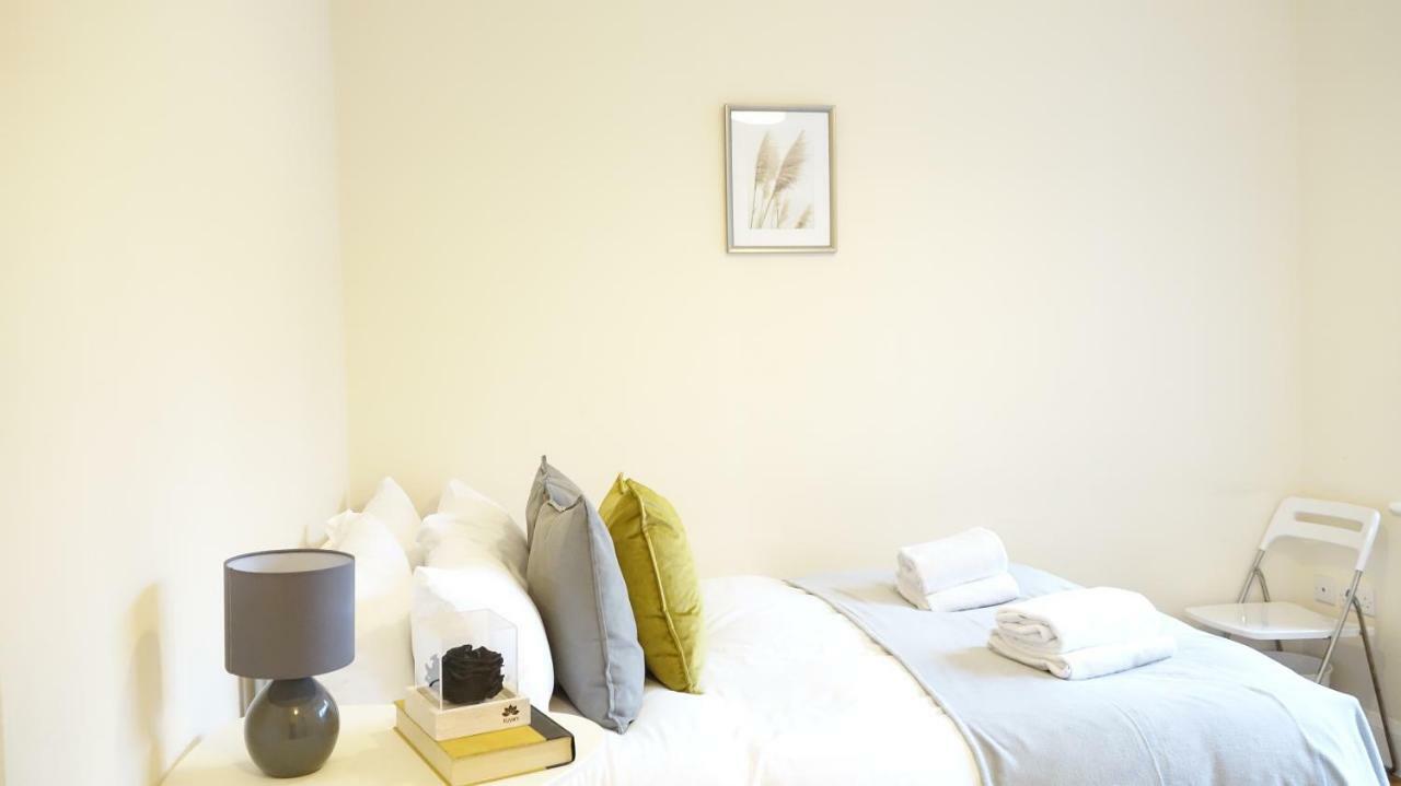Heathrow Ensuite Rooms- Auto Check In Лондон Екстер'єр фото