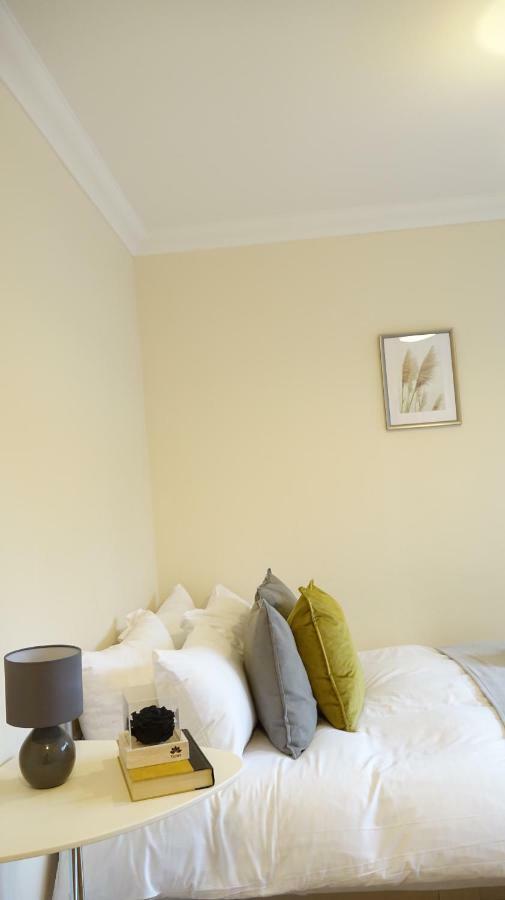 Heathrow Ensuite Rooms- Auto Check In Лондон Екстер'єр фото