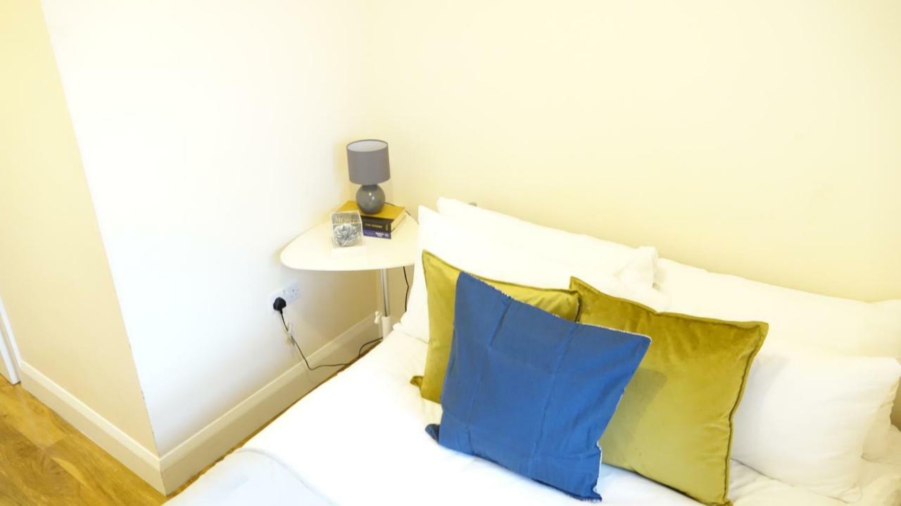 Heathrow Ensuite Rooms- Auto Check In Лондон Екстер'єр фото