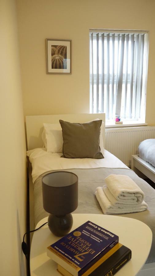 Heathrow Ensuite Rooms- Auto Check In Лондон Екстер'єр фото