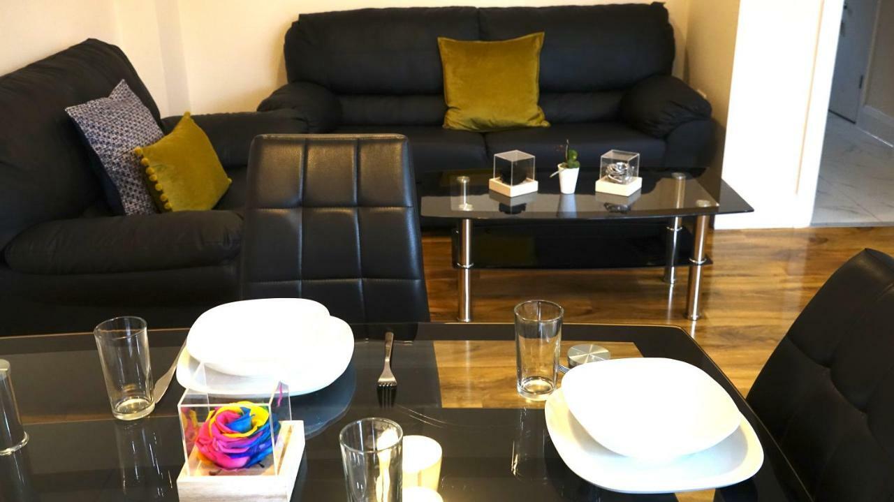 Heathrow Ensuite Rooms- Auto Check In Лондон Екстер'єр фото