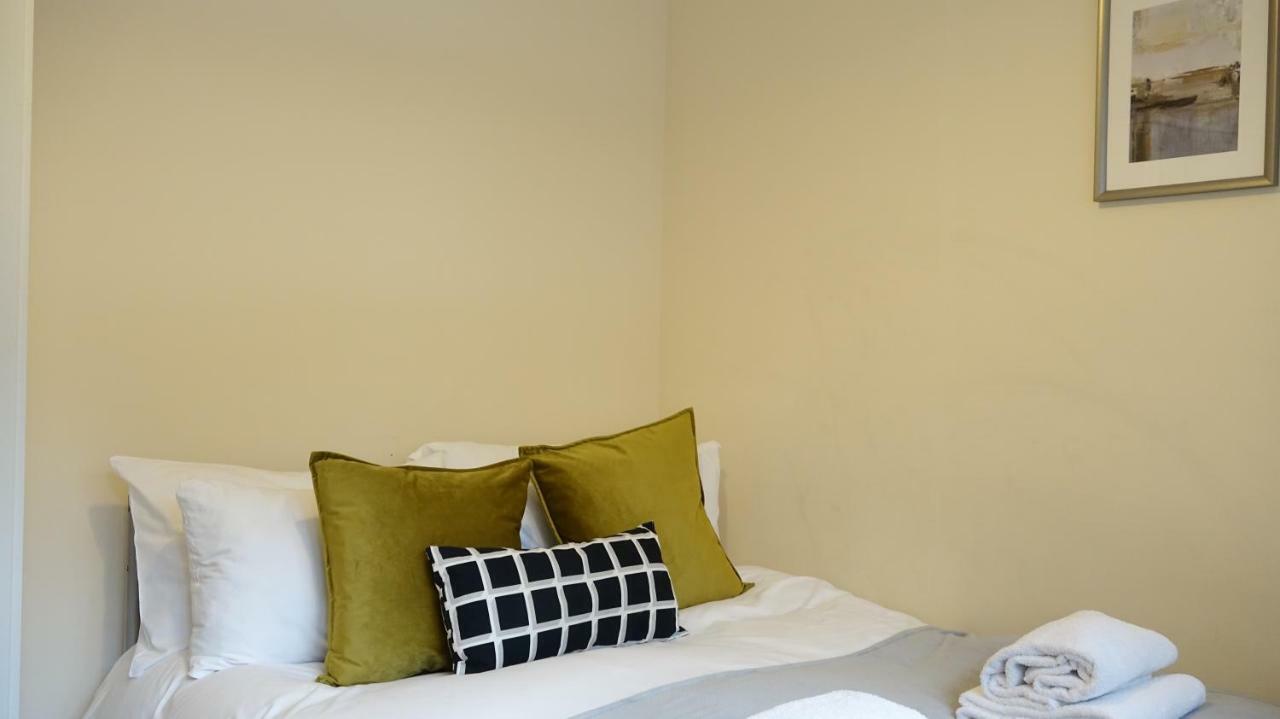 Heathrow Ensuite Rooms- Auto Check In Лондон Екстер'єр фото