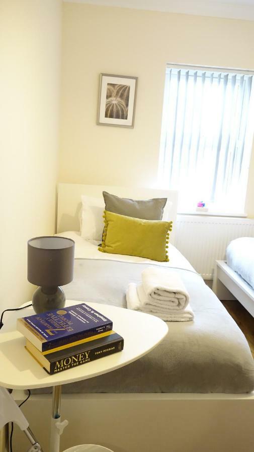 Heathrow Ensuite Rooms- Auto Check In Лондон Екстер'єр фото
