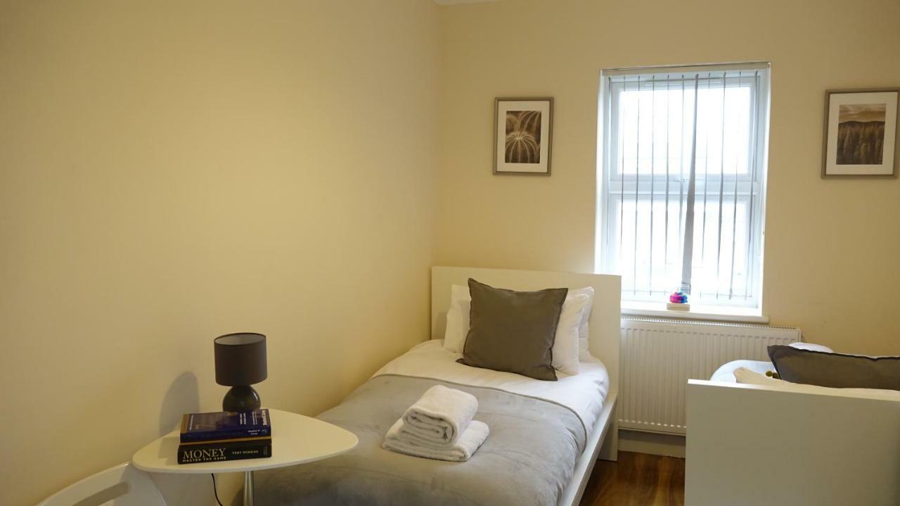 Heathrow Ensuite Rooms- Auto Check In Лондон Екстер'єр фото