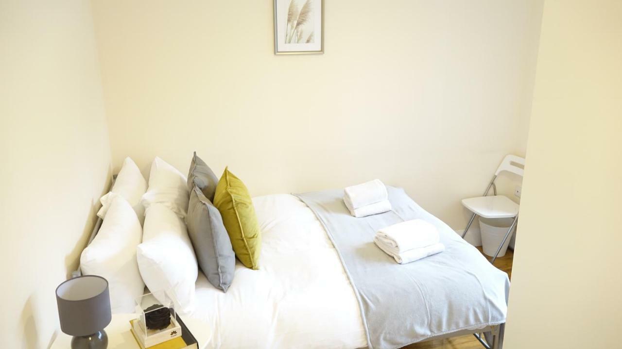 Heathrow Ensuite Rooms- Auto Check In Лондон Екстер'єр фото