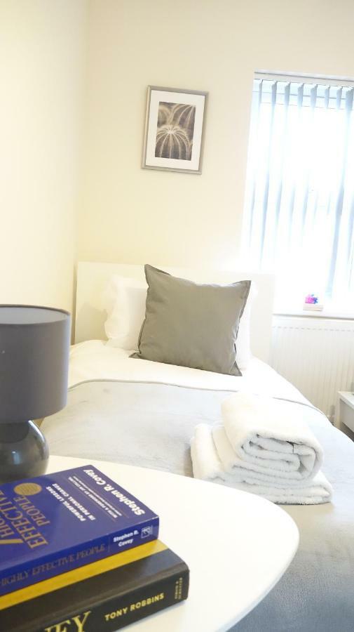 Heathrow Ensuite Rooms- Auto Check In Лондон Екстер'єр фото